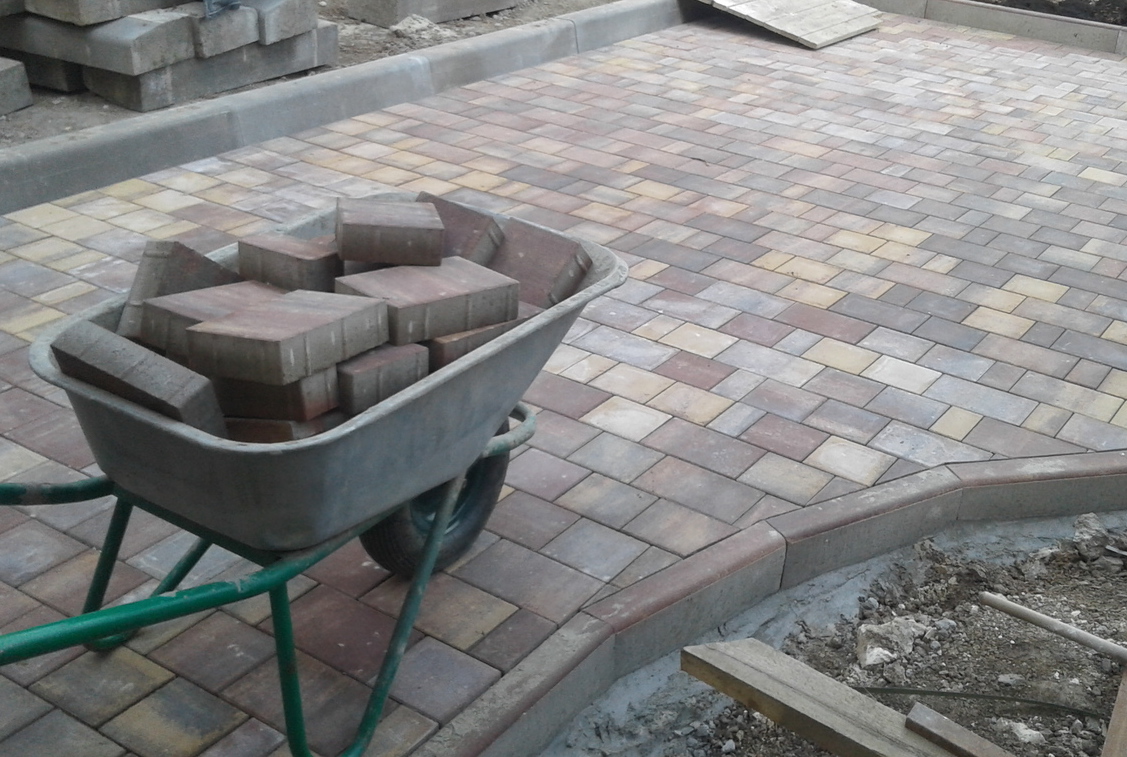 <span style="font-weight: bold;">Укладка тротуарной плитки</span>